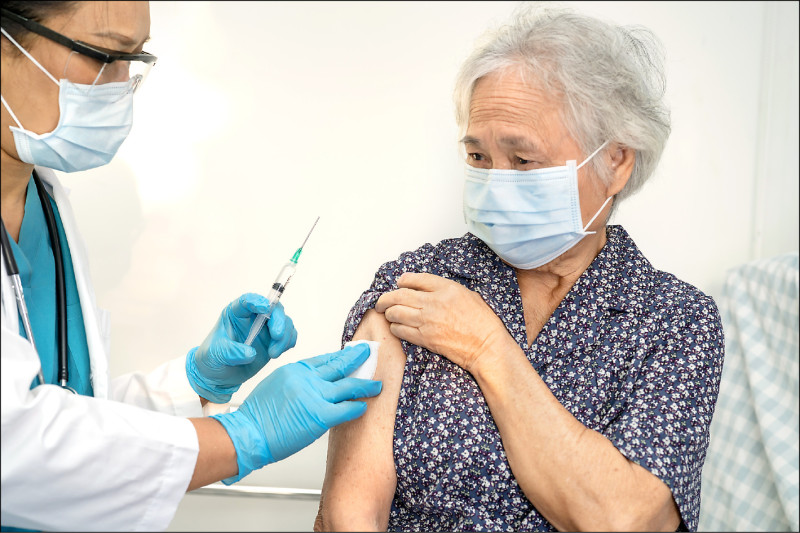 ▲65歲以上長者第2劑新冠疫苗接種率不到1%,疾管署呼籲儘速補打;圖為情境照,圖中人物與本文無關。(照片來源:shutterstock) ▲65歲以上長者第2劑新冠疫苗接種率不到1%,疾管署呼籲儘速補打;圖為情境照,圖中人物與本文無關。(照片來源:shutterstock)