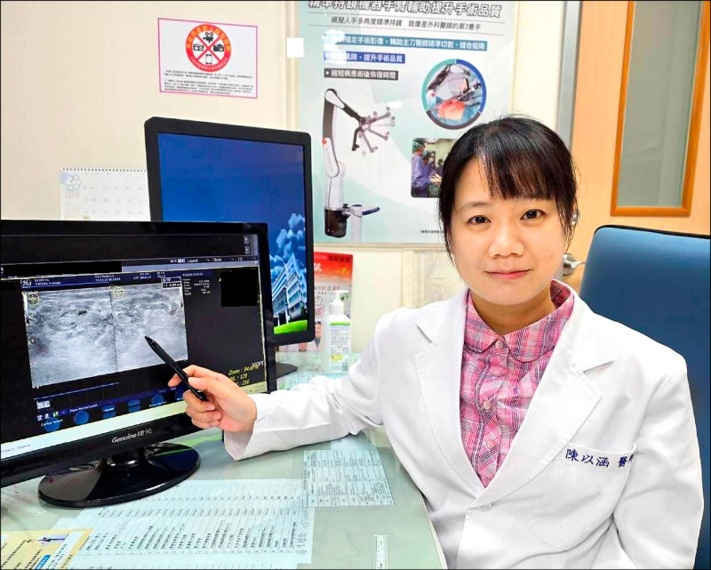 ▲陳以涵醫師提醒,若發現乳房不明腫塊、反覆疼痛,且抗生素治療不佳,應及早進一步檢查。(大千醫院提供) ▲陳以涵醫師提醒,若發現乳房不明腫塊、反覆疼痛,且抗生素治療不佳,應及早進一步檢查。(大千醫院提供)