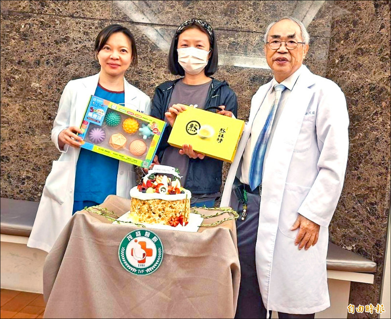 ▲高中李姓英文女老師(中),10年來陸續產下3個試管男嬰。(記者黃旭磊攝) ▲高中李姓英文女老師(中),10年來陸續產下3個試管男嬰。(記者黃旭磊攝)