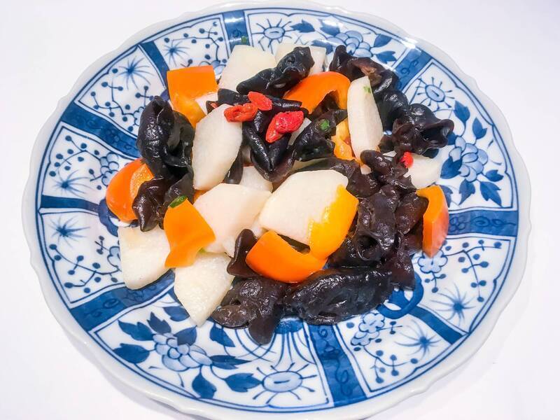 鄰好西醫診所醫師李思賢表示,木耳富含多醣體和膳食纖維,有助提供腸道菌食物、降低飯後血糖峰值;示意圖。(圖取自photoAC) 鄰好西醫診所醫師李思賢表示,木耳富含多醣體和膳食纖維,有助提供腸道菌食物、降低飯後血糖峰值;示意圖。(圖取自photoAC)