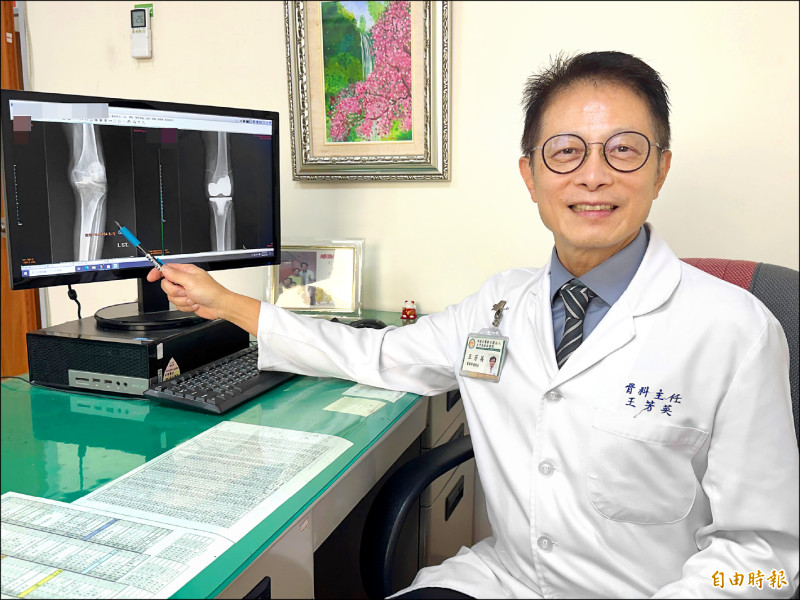 ▲王芳英醫師替93歲老翁置換人工膝關節。(記者張軒哲攝) ▲王芳英醫師替93歲老翁置換人工膝關節。(記者張軒哲攝)