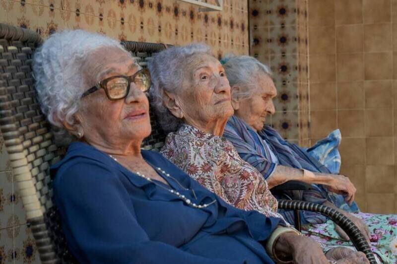 巴西3姊妹分別高齡109歲、104歲及103歲,被視為全球最長壽的在世姊妹組合。研究人員正透過分析包括她們在內的百歲人瑞資料,探索影響長壽的基因與生活因素。(路透) 巴西3姊妹分別高齡109歲、104歲及103歲,被視為全球最長壽的在世姊妹組合。研究人員正透過分析包括她們在內的百歲人瑞資料,探索影響長壽的基因與生活因素。(路透)