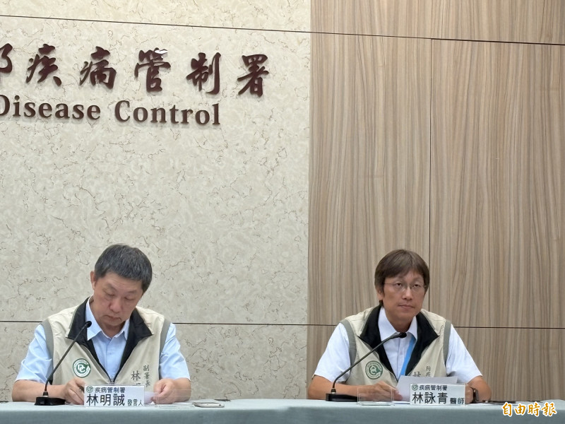 防疫醫師林詠青(右)提醒,疫苗保護力會隨時間下降,應依建議補打最新疫苗。(記者侯家瑜攝) 防疫醫師林詠青(右)提醒,疫苗保護力會隨時間下降,應依建議補打最新疫苗。(記者侯家瑜攝)