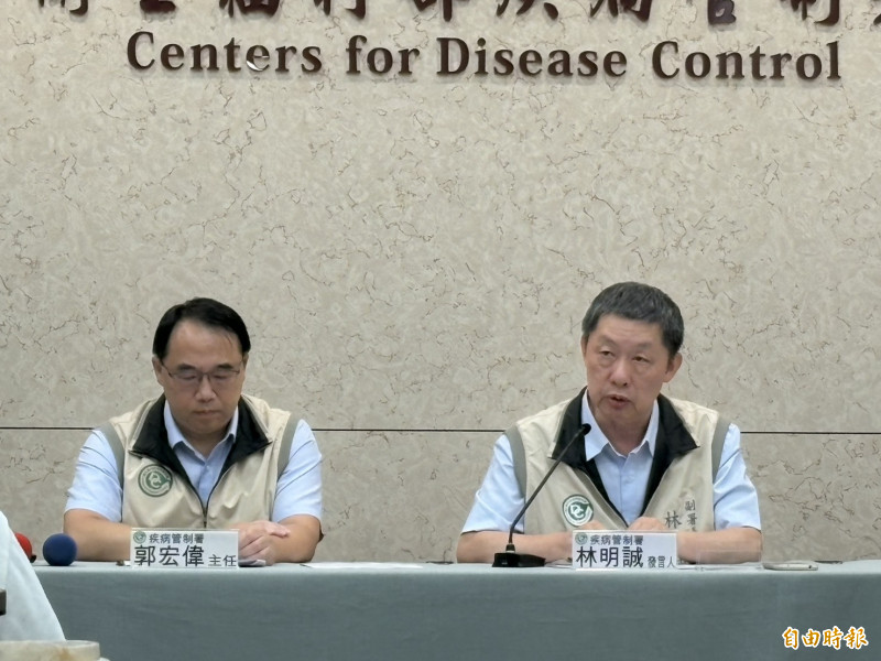 暑假國際旅遊增加,東南亞登革熱疫情升溫,疾管署提醒民眾做好防蚊措施,返國若出現發燒等症狀應盡速就醫並主動告知旅遊史。(記者侯家瑜攝) 暑假國際旅遊增加,東南亞登革熱疫情升溫,疾管署提醒民眾做好防蚊措施,返國若出現發燒等症狀應盡速就醫並主動告知旅遊史。(記者侯家瑜攝)