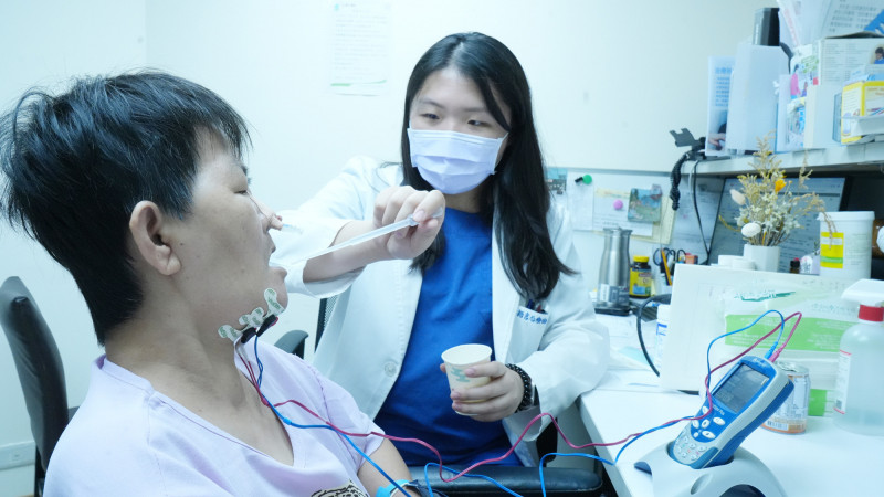 65歲男靠鼻胃管維生失去生活熱情 靠吞嚥電刺激助重拾「熱飯」幸福