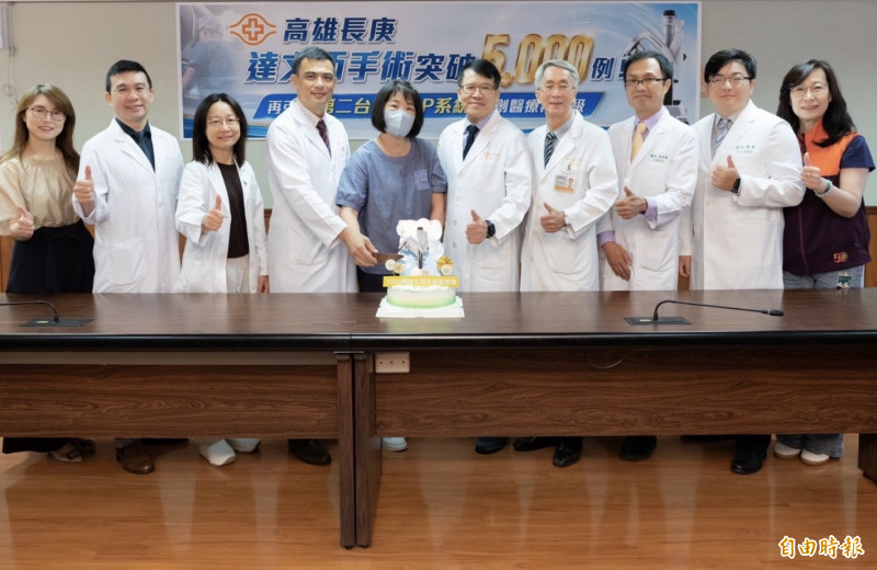 高雄長庚達文西手術突破5000例,其中吳女士(中)受惠達文西手術痊癒,一起和醫療團隊分享。(記者黃良傑攝) 高雄長庚達文西手術突破5000例,其中吳女士(中)受惠達文西手術痊癒,一起和醫療團隊分享。(記者黃良傑攝)