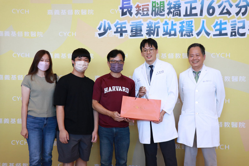 15歲少年矯正長短腿共16公分 嘉基助重新站穩人生