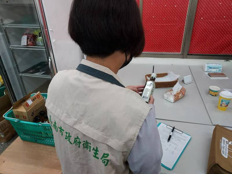 衛生局指出,截至8月26日,南市累計完成2139家業者查核,包含食品販售及餐飲業等,全市累計下架回收問題油品達8萬1530公斤。(南市衛生局提供) 衛生局指出,截至8月26日,南市累計完成2139家業者查核,包含食品販售及餐飲業等,全市累計下架回收問題油品達8萬1530公斤。(南市衛生局提供)