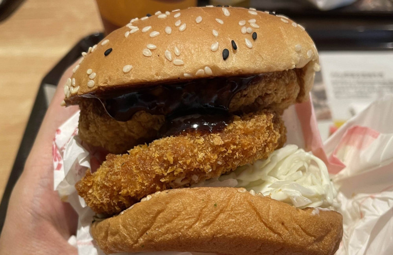 宵夜泡麵、鹹酥雞吃完倒頭睡！30歲男半夜酸水衝喉嚨驚醒