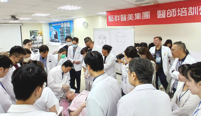 台南藝群醫美集團針對診所專任醫師開辦醫師培訓營,由王正坤醫師進行臨床教學。(藝群醫美集團提供) 台南藝群醫美集團針對診所專任醫師開辦醫師培訓營,由王正坤醫師進行臨床教學。(藝群醫美集團提供)