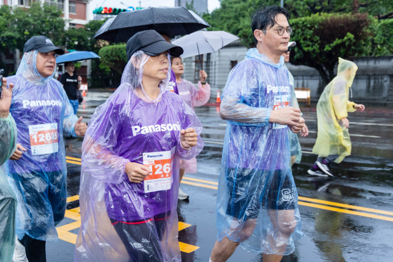 從拄拐杖到攜手完賽3K!膝痛婦歷經置換關節 馬偕醫病齊步跑回山林