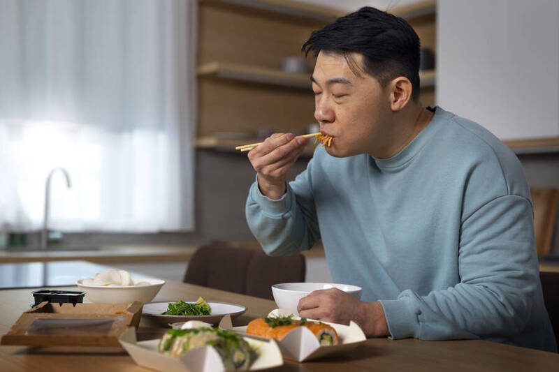 週末吃飯時間亂了竟有差！ 研究揪出「飲食時差」 男性心血管風險升高