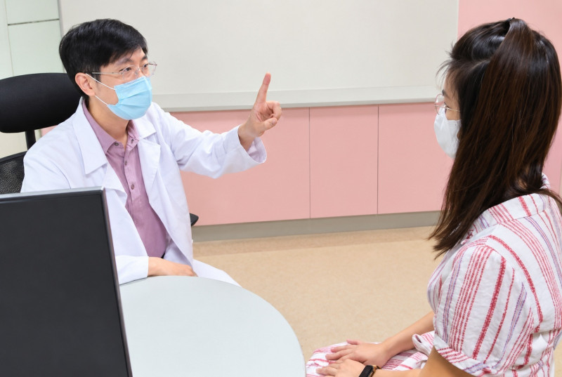 新竹臺大分院神經部邱奕賓醫師提醒,若出現突發性、單側且持續不斷的耳鳴,應儘速就醫檢查,把握耳中風黃金治療期。(新竹臺大分院提供) 新竹臺大分院神經部邱奕賓醫師提醒,若出現突發性、單側且持續不斷的耳鳴,應儘速就醫檢查,把握耳中風黃金治療期。(新竹臺大分院提供)