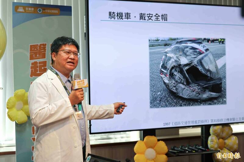 剛拿駕照2週就自撞！男腿部骨折送醫 中榮曝「18歲」車禍明顯增