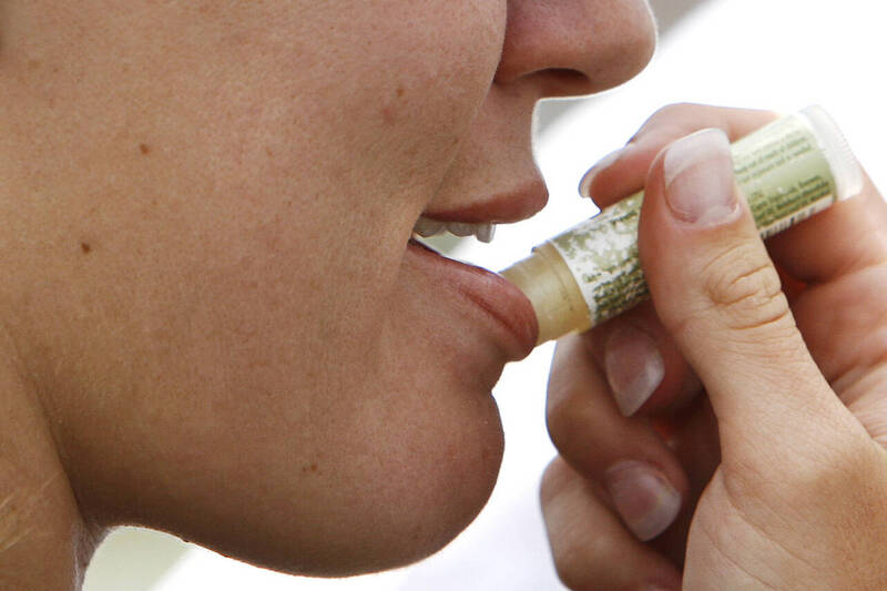 秋冬嘴唇乾裂潮來襲 醫授4招自救:不是越涼越香越好
