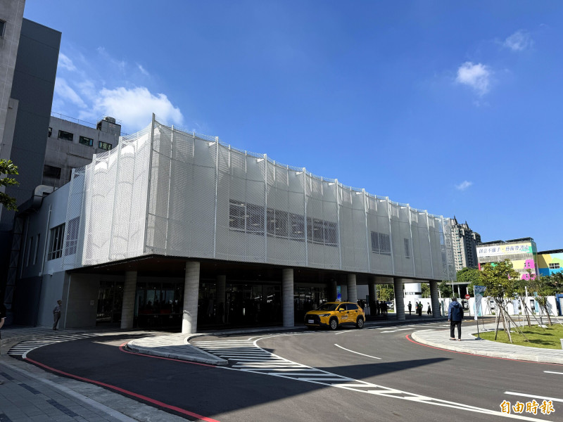 高市聯醫位於美術東一路的北側大側入口和大廳正式啟用,車道設計便於病患接送。(記者許麗娟攝) 高市聯醫位於美術東一路的北側大側入口和大廳正式啟用,車道設計便於病患接送。(記者許麗娟攝)
