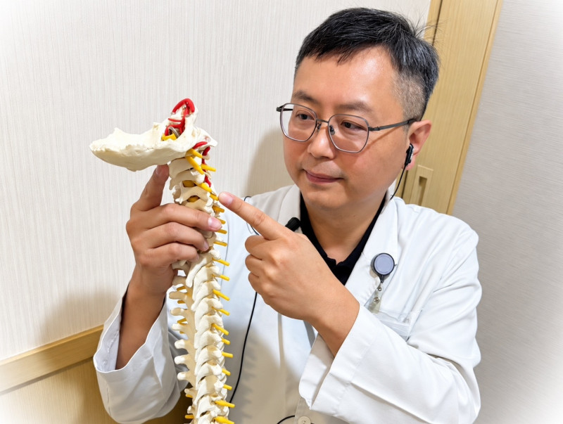 陳建志醫師指出,搏動性耳鳴與骨質疏鬆症之間有密不可分的潛在關聯,當骨密度T分數惡化至-2.0甚至-2.5以下時,往往是身體發出的結構性老化的警訊。(新營醫院提供) 陳建志醫師指出,搏動性耳鳴與骨質疏鬆症之間有密不可分的潛在關聯,當骨密度T分數惡化至-2.0甚至-2.5以下時,往往是身體發出的結構性老化的警訊。(新營醫院提供)