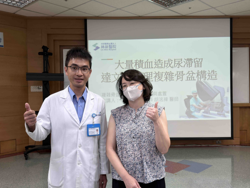 胡洺褘指出,接受達文西手臂手術,順利抽出約 750 毫升陳舊經血。(記者蔡淑媛翻攝) 胡洺褘指出,接受達文西手臂手術,順利抽出約 750 毫升陳舊經血。(記者蔡淑媛翻攝)