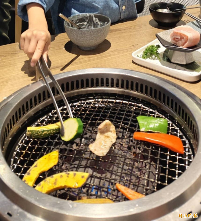 中秋烤肉飲酒別過量!7旬翁吃檳榔喝酒「不理嘴破」 竟是口腔癌蝕骨