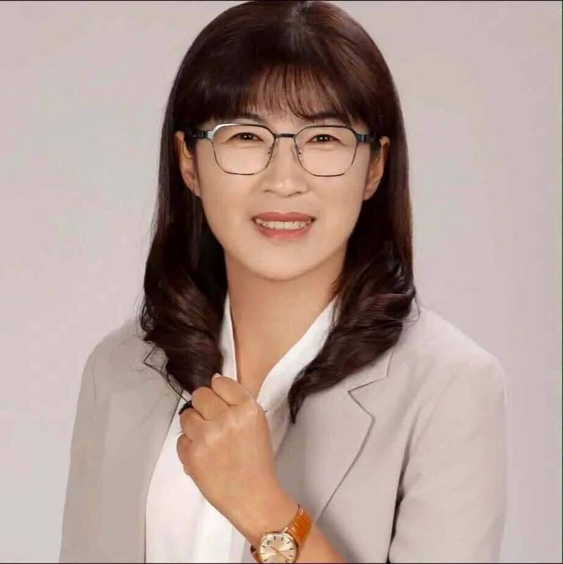 民進黨提名花蓮縣新城鄉第一選區鄉代參選人邱鳳英,昨晚參加秋節晚會突昏厥倒地不起,經送醫急救仍不治。(取自邱鳳英臉書) 民進黨提名花蓮縣新城鄉第一選區鄉代參選人邱鳳英,昨晚參加秋節晚會突昏厥倒地不起,經送醫急救仍不治。(取自邱鳳英臉書)
