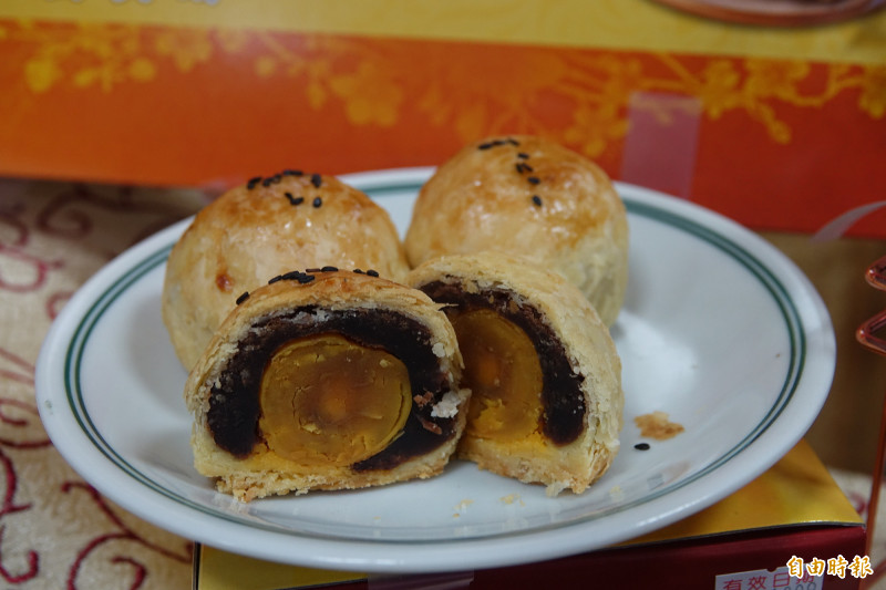 三高族群吃蛋黃酥和月餅,應掌握「分切、分享、少量品嚐」原則。(資料照) 三高族群吃蛋黃酥和月餅,應掌握「分切、分享、少量品嚐」原則。(資料照)