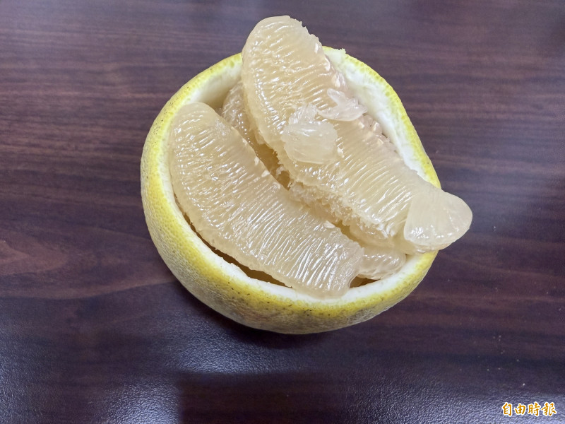 柚子水分多、含膳食纖維,口乾或平時容易便秘的人,可以適量食用。(記者羅碧攝) 柚子水分多、含膳食纖維,口乾或平時容易便秘的人,可以適量食用。(記者羅碧攝)