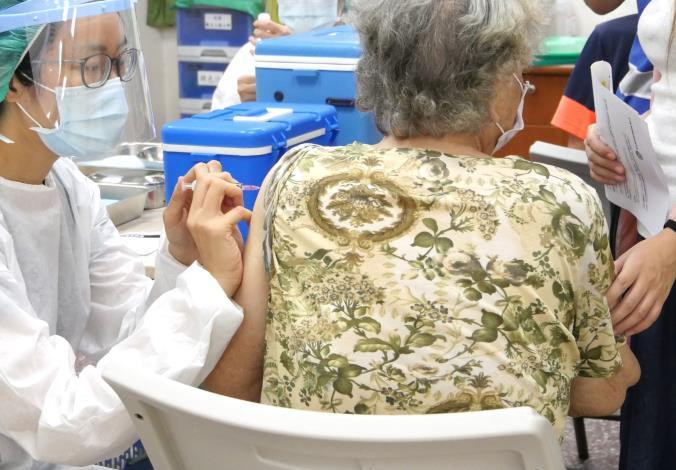 10月流感疫苗和COVID-19疫苗同步開打  接種就領健康幣
