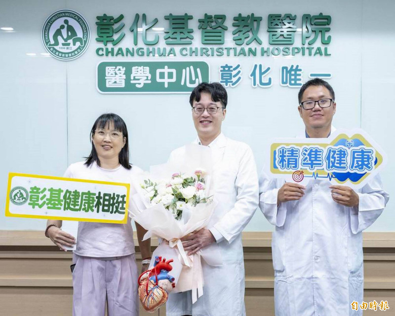 彰基心臟內科引進雙能量消融導管,為複雜心律不整患者洪姓婦人(左)提供治療新選擇。(記者湯世名攝) 彰基心臟內科引進雙能量消融導管,為複雜心律不整患者洪姓婦人(左)提供治療新選擇。(記者湯世名攝)