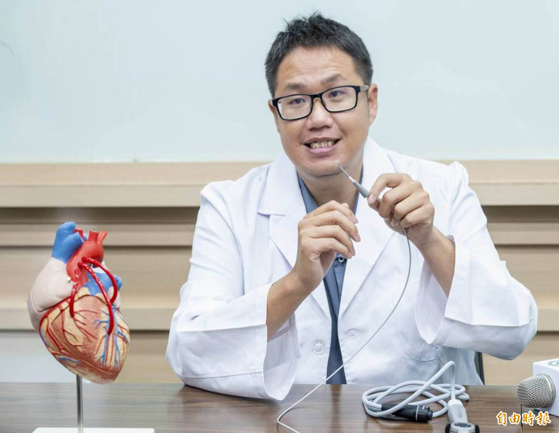翁啟仁指出,彰基備有多種心律不整治療工具,依患者病況評估,提供個人化治療選擇。(記者湯世名攝) 翁啟仁指出,彰基備有多種心律不整治療工具,依患者病況評估,提供個人化治療選擇。(記者湯世名攝)