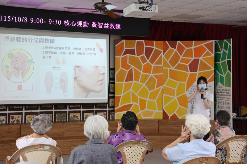 花蓮慈濟醫院復健醫學部吞嚥咀嚼中心團隊近日走入社區舉辦安全吞嚥衛教講座,復健醫學部主任洪裕洲表示,推動這項計畫,是希望長者在社區就能獲得咀嚼吞嚥支持,不必等到經常嗆咳、體重下降,甚至已經影響健康後才到醫院求助。(花蓮慈院提供) 花蓮慈濟醫院復健醫學部吞嚥咀嚼中心團隊近日走入社區舉辦安全吞嚥衛教講座,復健醫學部主任洪裕洲表示,推動這項計畫,是希望長者在社區就能獲得咀嚼吞嚥支持,不必等到經常嗆咳、體重下降,甚至已經影響健康後才到醫院求助。(花蓮慈院提供)
