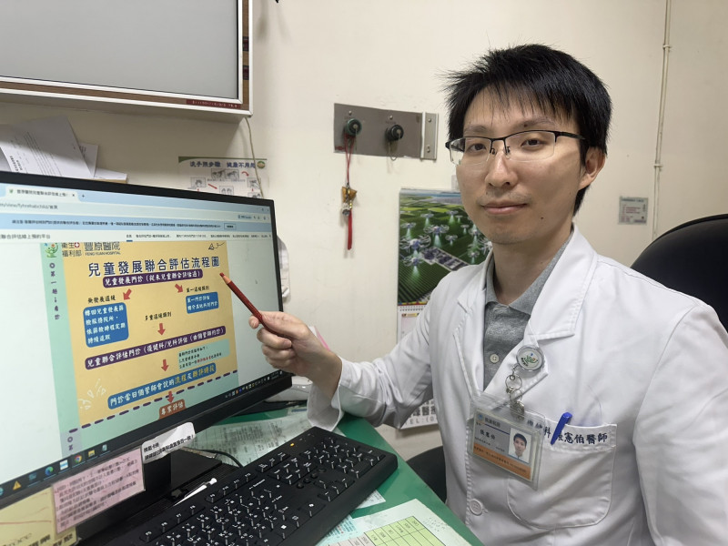 豐原醫院復健科師張憲伯表示,早期評估及療育並不是替孩子貼上標籤,而是更早找出需要協助的地方。(豐原醫院提供)