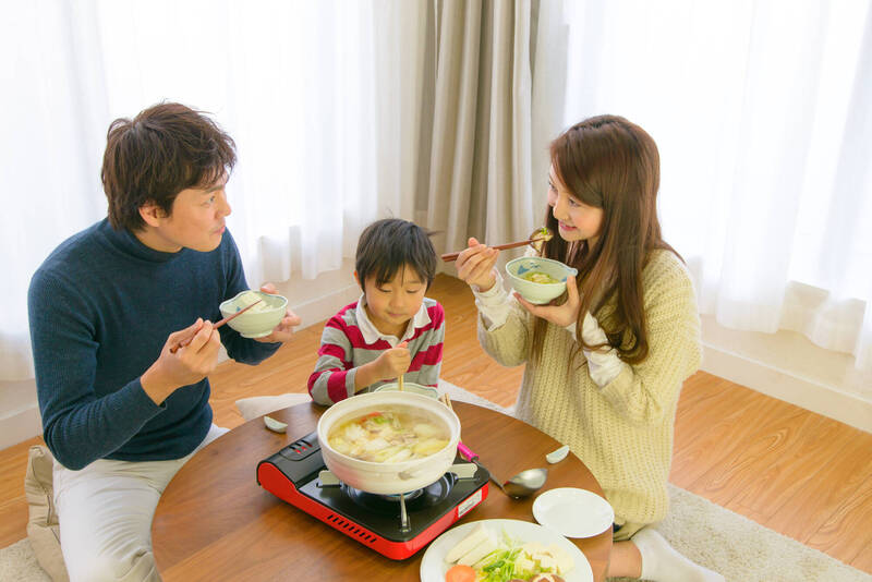 營養師黃雅鈺表示,湯之所以濃郁、鮮美,有時候除了食材本身的風味,也可能來自較多的鹽、調味料或高湯。示意圖,圖中人物與新聞無關。(圖取自shutterstock) 營養師黃雅鈺表示,湯之所以濃郁、鮮美,有時候除了食材本身的風味,也可能來自較多的鹽、調味料或高湯。示意圖,圖中人物與新聞無關。(圖取自shutterstock)