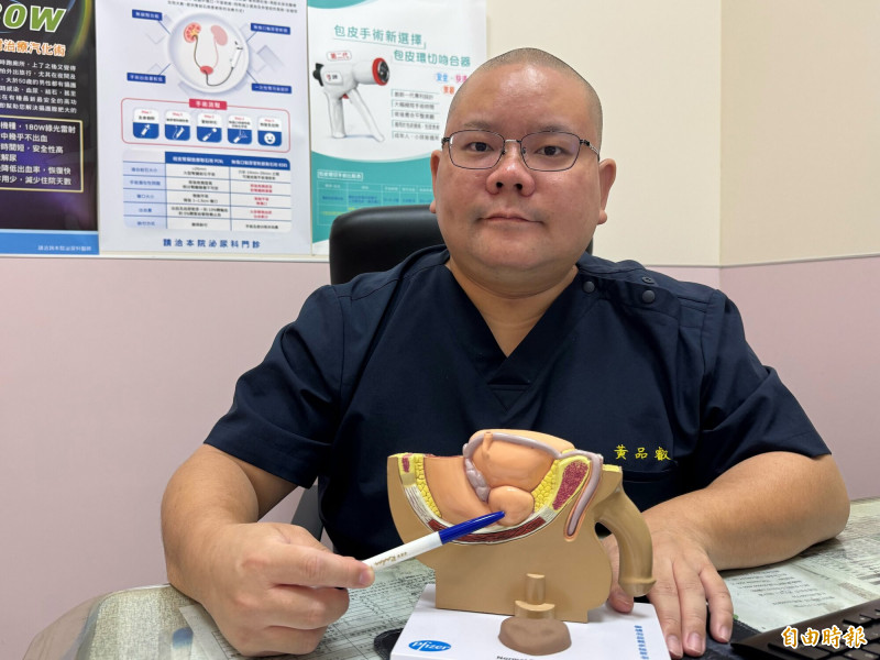 大甲李綜合泌尿科醫師黃品叡。(記者張軒哲攝) 大甲李綜合泌尿科醫師黃品叡。(記者張軒哲攝)