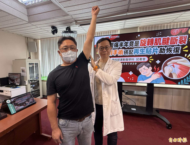 李坤燦醫師指張先生旋轉肌腱斷裂÷經微創關節鏡手術修補及搭配再生貼片,恢復良好,能正常活動、高舉左手。(記者蔡淑媛攝) 李坤燦醫師指張先生旋轉肌腱斷裂÷經微創關節鏡手術修補及搭配再生貼片,恢復良好,能正常活動、高舉左手。(記者蔡淑媛攝)