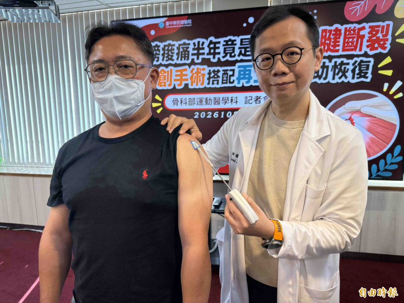 李坤燦醫師指出,再生貼片非適用所有病人,高齡、有慢性病、骨骼肌肉狀況不佳或肌腱嚴重破裂等4類病人,經醫師評估後再審慎使用,較為合宜。(記者蔡淑媛攝) 李坤燦醫師指出,再生貼片非適用所有病人,高齡、有慢性病、骨骼肌肉狀況不佳或肌腱嚴重破裂等4類病人,經醫師評估後再審慎使用,較為合宜。(記者蔡淑媛攝)