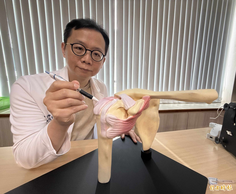 李坤燦醫師表示,轉肌腱由棘上肌、棘下肌等4條肌腱組成,像袖套一樣包覆肩關節,容易被用壞,被拉斷。(記者蔡淑媛攝) 李坤燦醫師表示,轉肌腱由棘上肌、棘下肌等4條肌腱組成,像袖套一樣包覆肩關節,容易被用壞,被拉斷。(記者蔡淑媛攝)