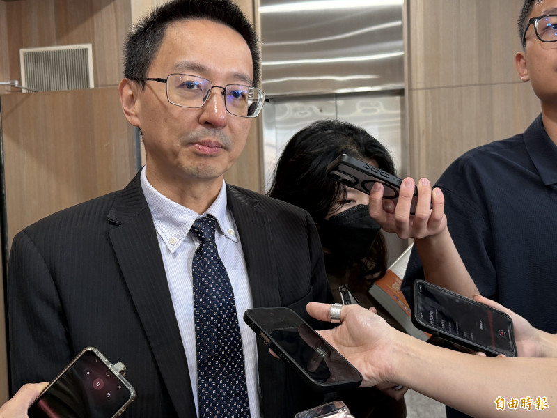 疾管署長羅一鈞表示,本週前3天就診人次較上週同期下降17%,若急診類流感就診占比連續2週低於11%的流行閾值,預計最快下下週,就可宣布脫離流感流行期,但是符合流感接種疫苗者仍應盡速接種。(記者羅碧攝) 疾管署長羅一鈞表示,本週前3天就診人次較上週同期下降17%,若急診類流感就診占比連續2週低於11%的流行閾值,預計最快下下週,就可宣布脫離流感流行期,但是符合流感接種疫苗者仍應盡速接種。(記者羅碧攝)