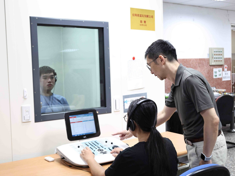 聽力師申請海外執業資格,須提供修課內容、臨床實習時數及國內證照等資料供審查,中山醫大學生在教師指導下練習聽力檢查。(中山醫大提供) 聽力師申請海外執業資格,須提供修課內容、臨床實習時數及國內證照等資料供審查,中山醫大學生在教師指導下練習聽力檢查。(中山醫大提供)