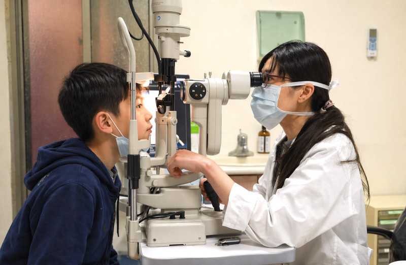 近視不只是看清楚 衛福部新營醫院導入AI導航角膜塑形片照護兒童近視管理