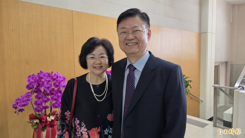 最暖院長致詞 許耿福感謝團隊與「給他溫飽的妻子」