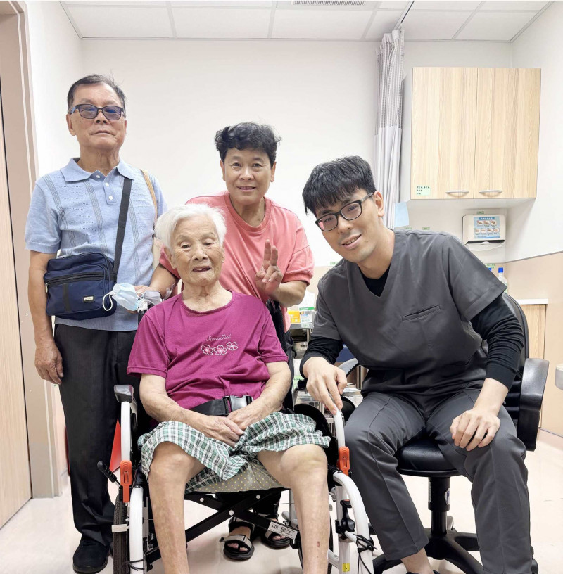 105歲人瑞跌倒大腿骨折 兩名骨科醫師聯手開刀「一週就出院」