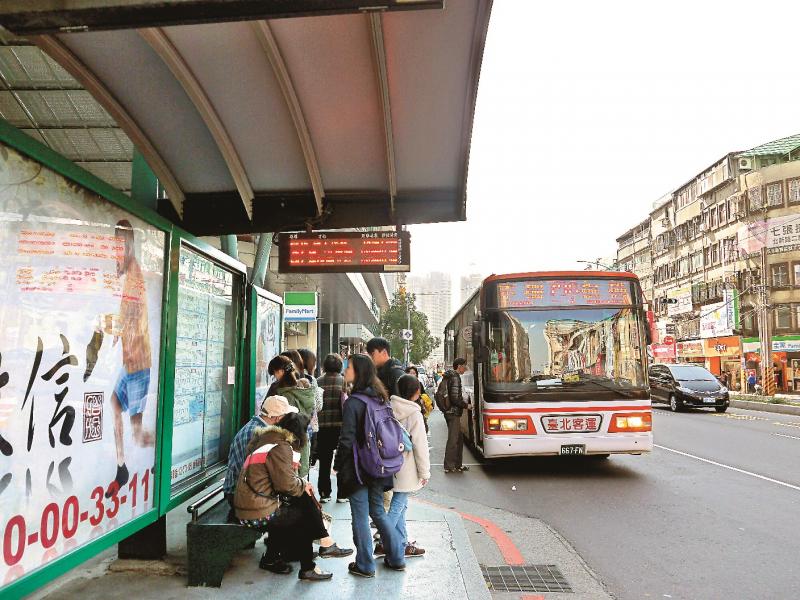 鄰新店主幹道，公車班次多元完整。