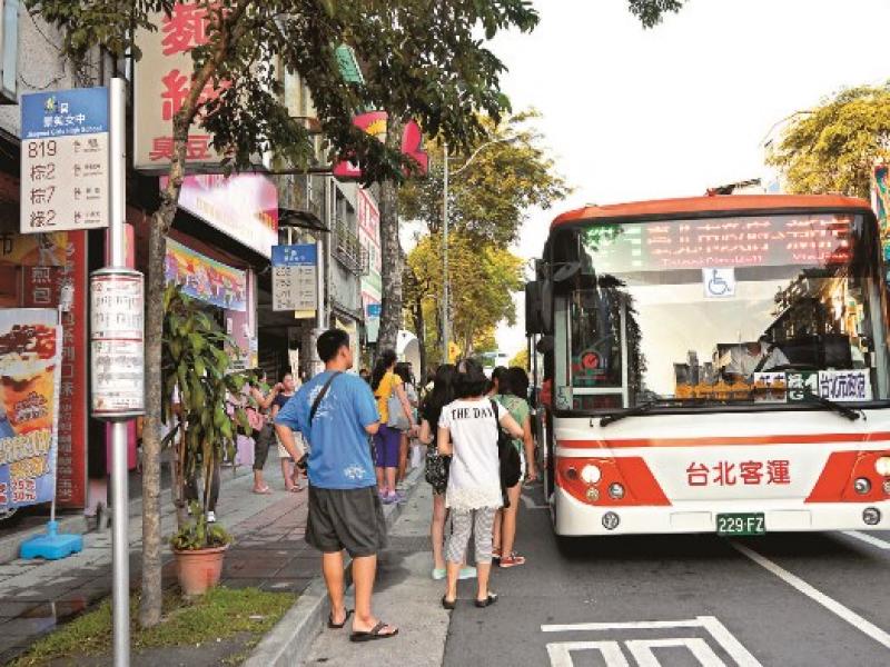 木新路沿線有許多公車班次，可快速通往信義、新店與市中心。