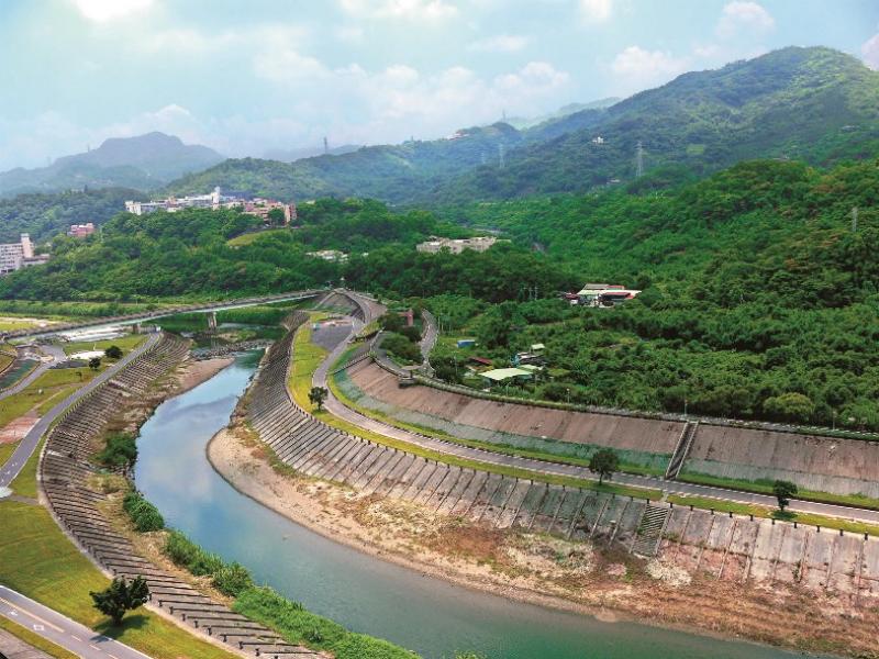 木新路鄰近景美溪，享河岸景觀，圖為「嘉磐山嵐映月」高樓層鳥瞰。