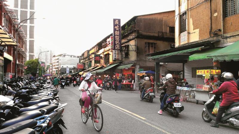 捷運旁就是傳統市場，相當熱鬧。