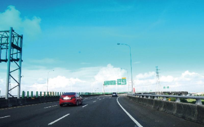 從南區永成路，可迅速連通台86線快速道路，連接中山高速公路，20分車程內可抵達南科園區與高鐵沙崙站區。