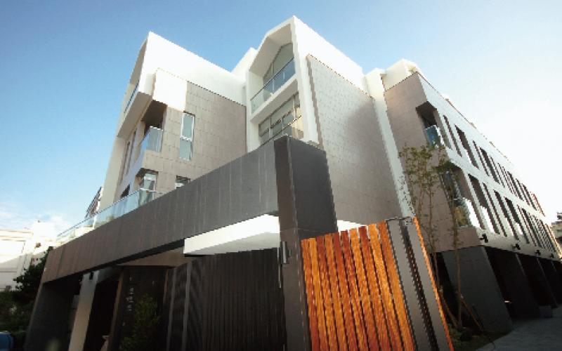 敦煌建設鎖定南區生活圈，推出高質感透天別墅產品，卻能維持平實售價，吸引換屋客注意目光。