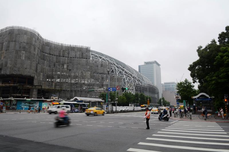 現在民眾都擔憂捷運板南線滲水問題，遠雄表示捷運積水與大巨蛋停工完全無關。(圖/黃柏榮攝)