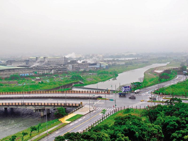 基地正對老街溪，擁有河畔景觀，永久棟距。