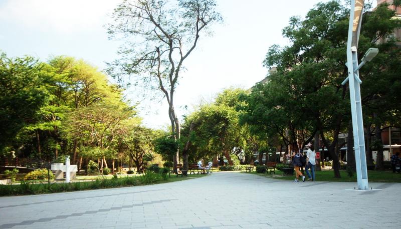 巴克禮紀念公園的寬闊綠地空間，成為民眾休憩養生好去處，也帶動崇善生活圈蓬勃成長。